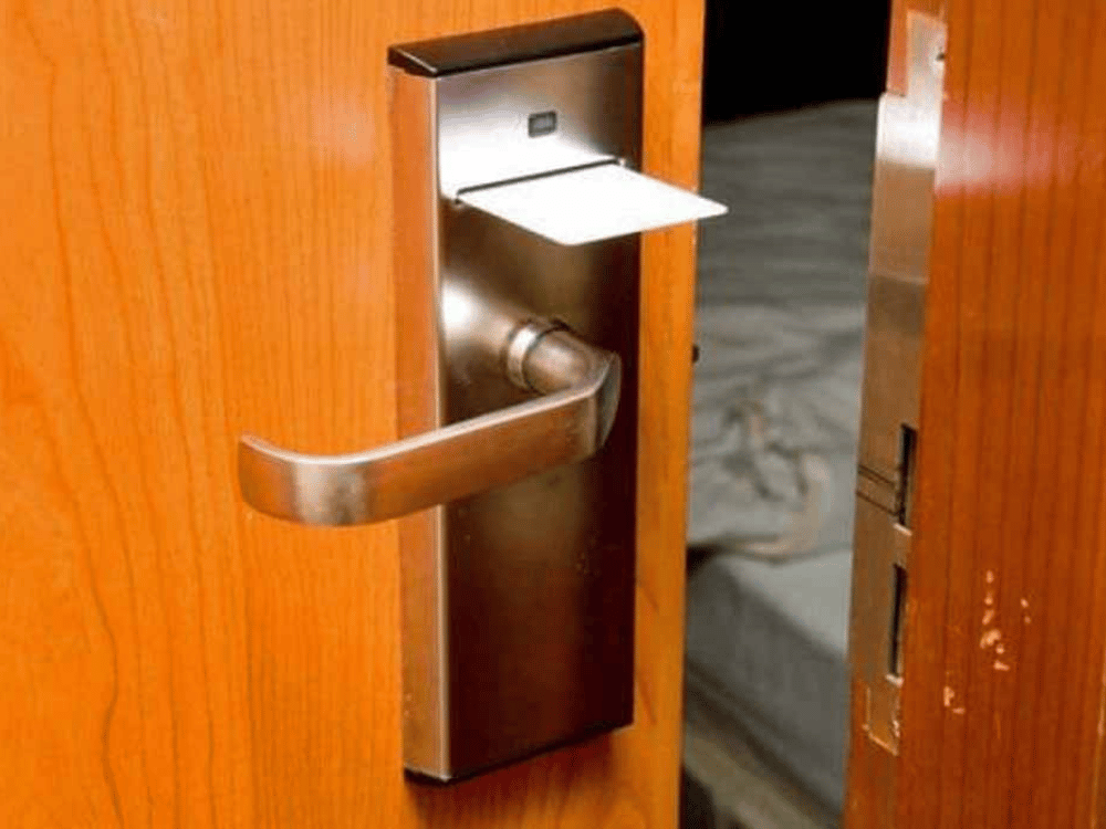 Kiểm tra khóa phòng và thẻ phòng